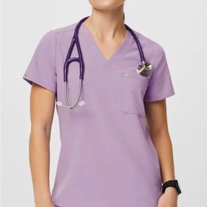 Figs Technical Collection scrub top size XS in lavender